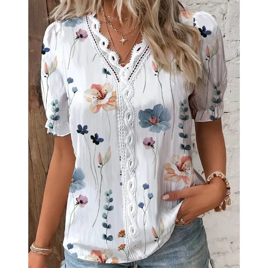 Blusa Feminina Floral com Manga Curta e Detalhe em Renda