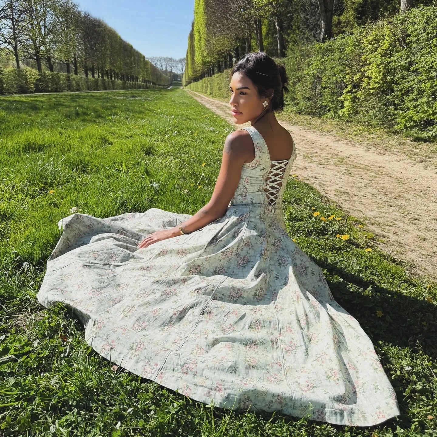 Vestido Midi Floral Feminino com Alças Largas e Cintura Marcada