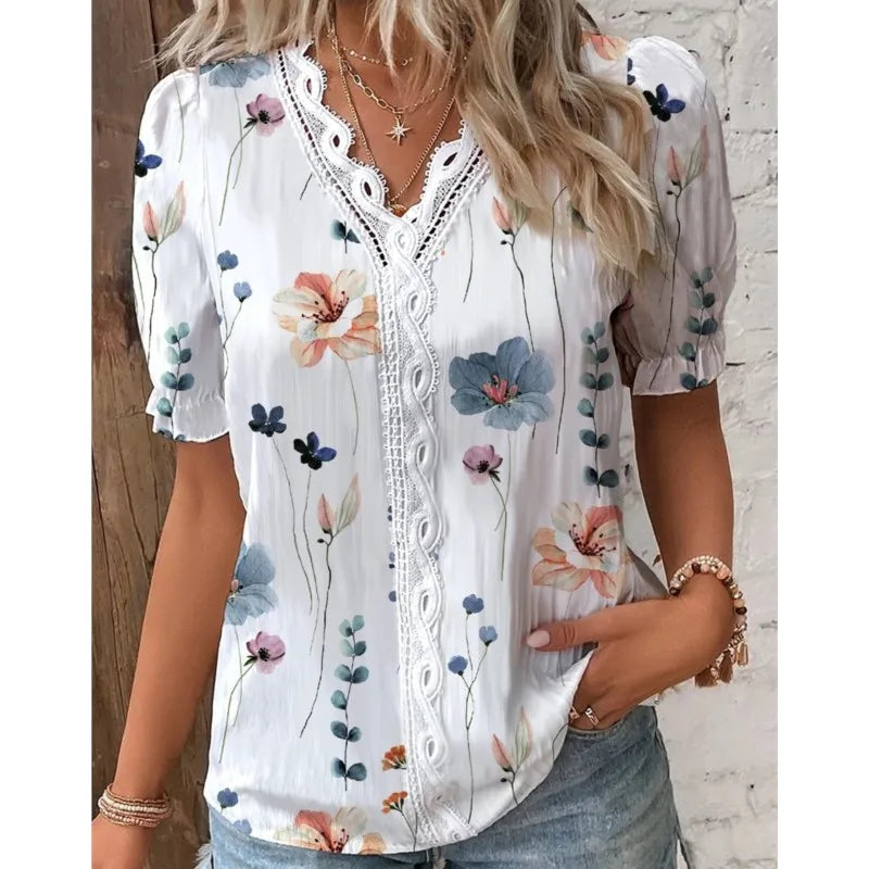 Blusa Feminina Floral com Manga Curta e Detalhe em Renda