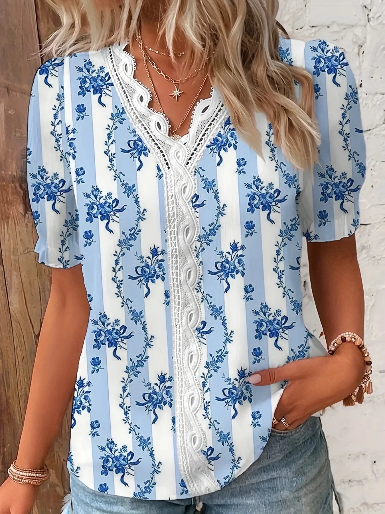 Blusa Feminina Floral com Manga Curta e Detalhe em Renda- azul