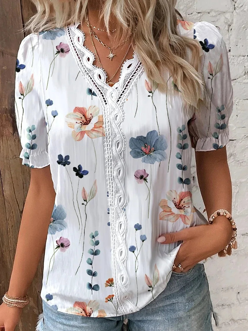 Blusa Feminina Floral com Manga Curta e Detalhe em Renda- frente