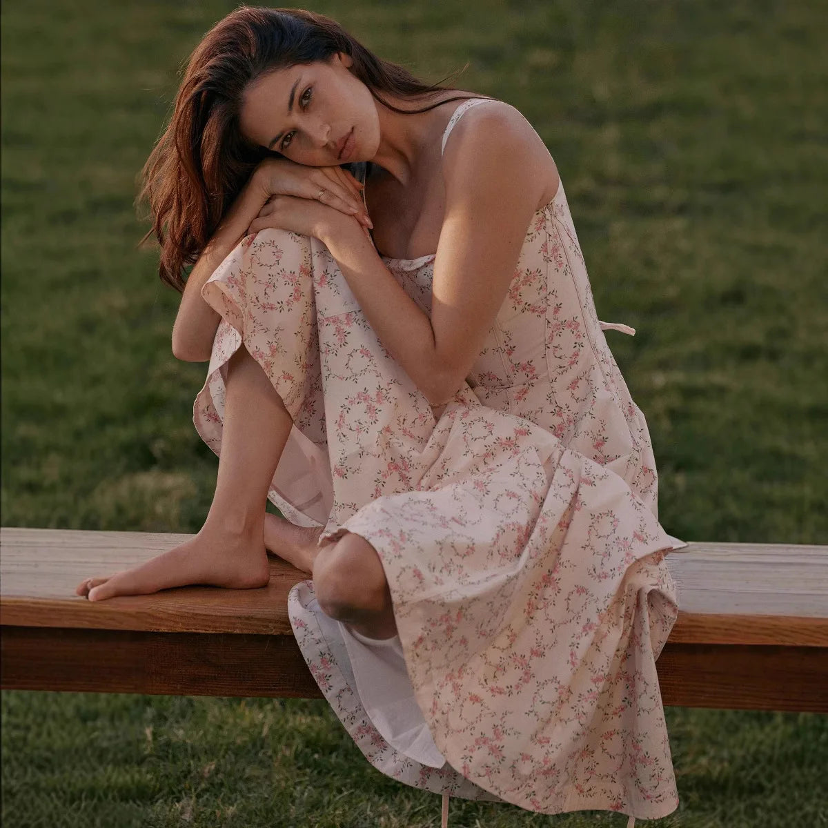 Vestido Midi Floral Feminino com Alças Largas e Cintura Marcada