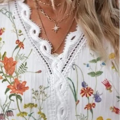 Blusa Feminina Floral com Manga Curta e Detalhe em Renda- detalhe